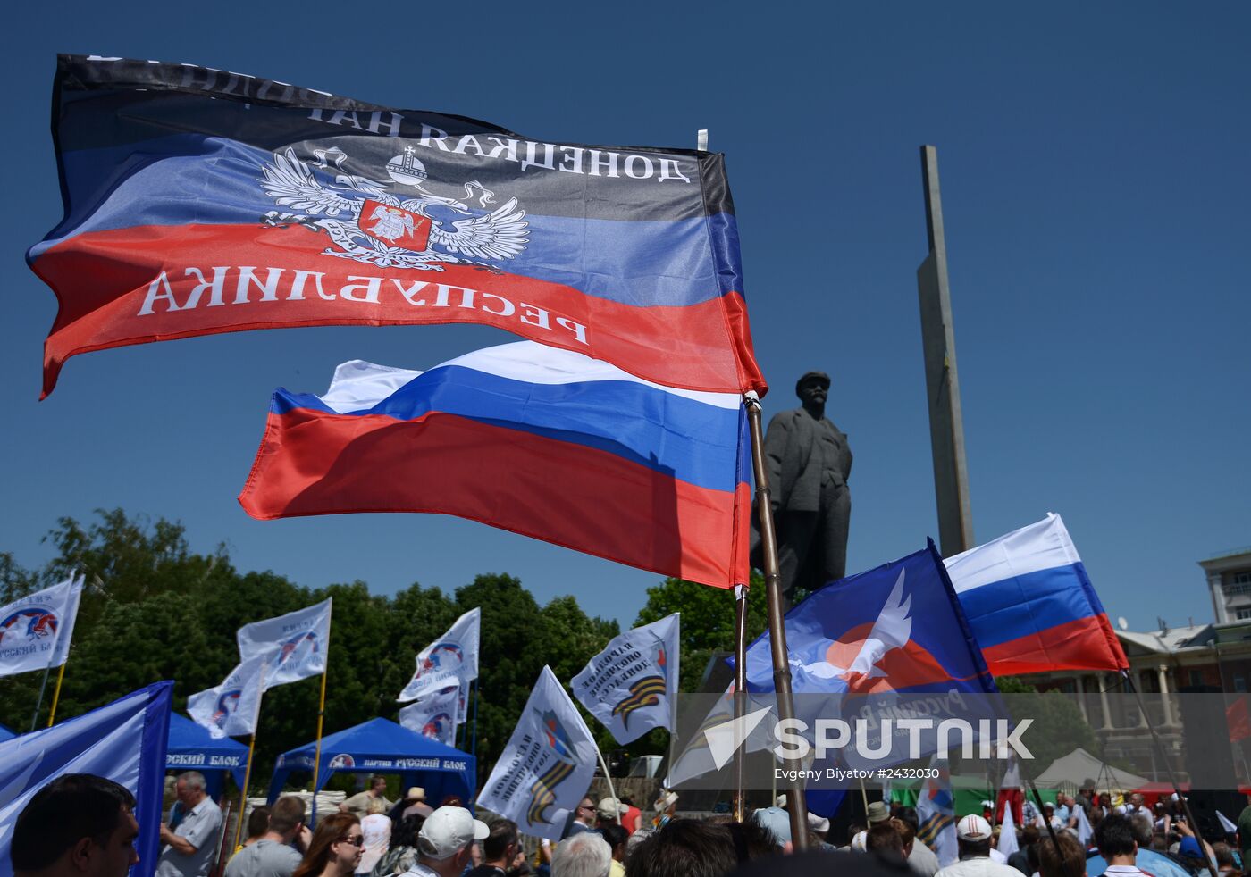 Rally in support of Donetsk People's Republic on Lenin Square in Donetsk
