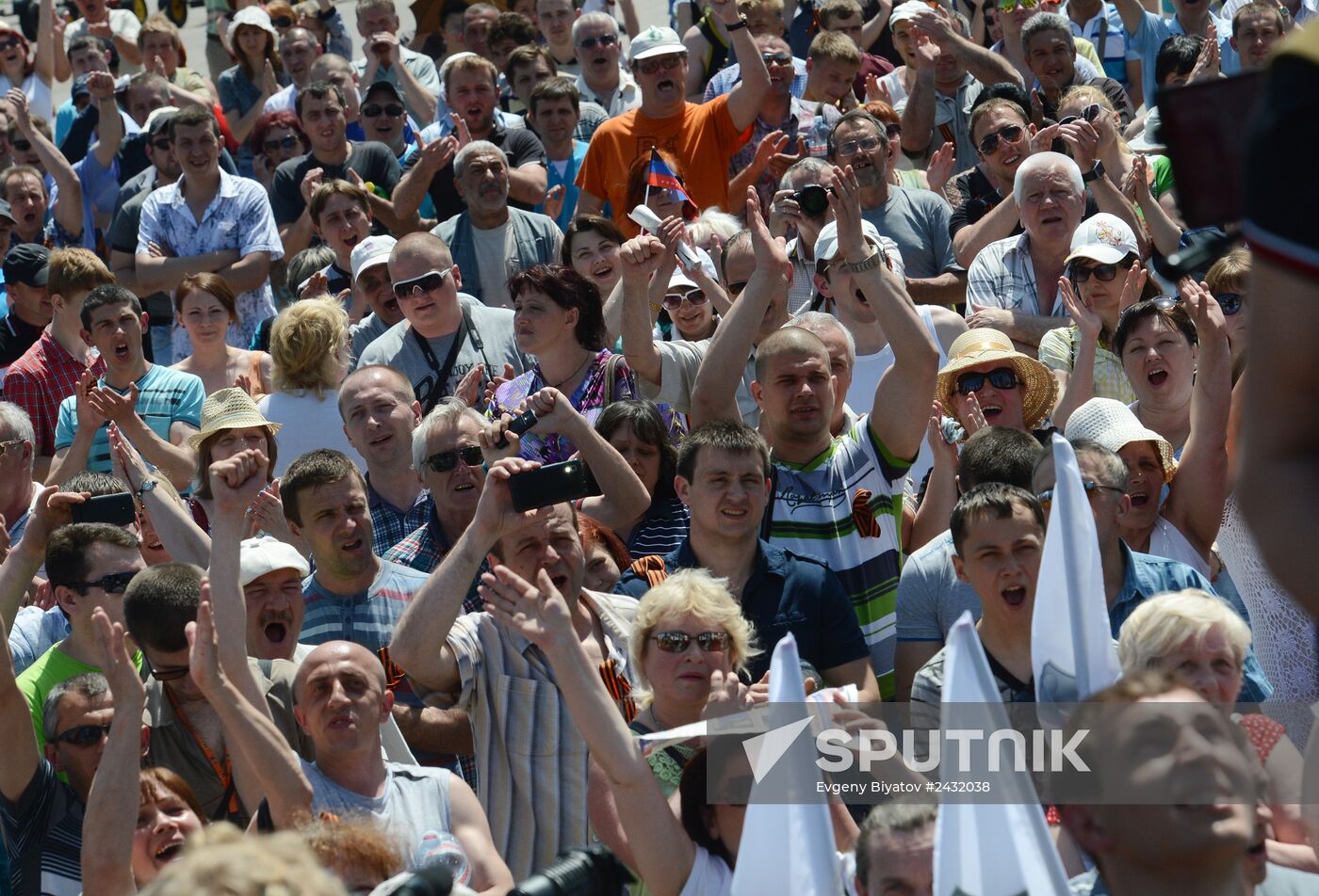 Rally in support of Donetsk People's Republic on Lenin Square in Donetsk