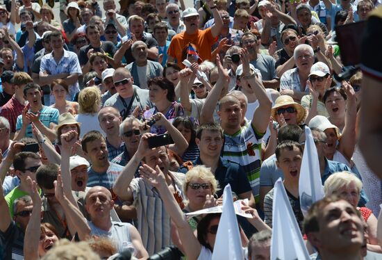 Rally in support of Donetsk People's Republic on Lenin Square in Donetsk