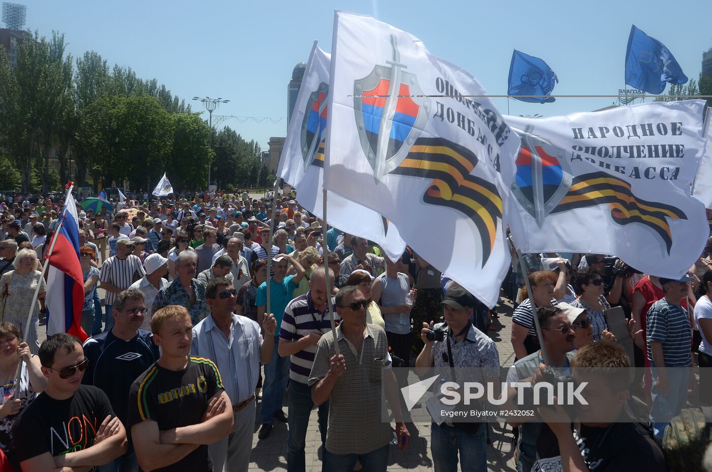 Rally in support of Donetsk People's Republic on Lenin Square in Donetsk