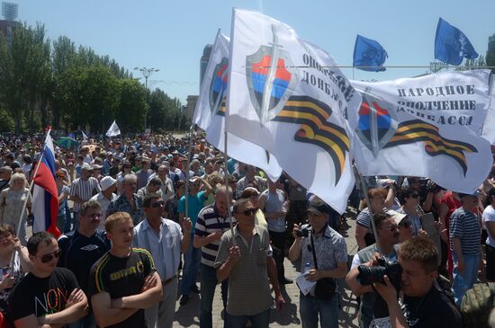 Rally in support of Donetsk People's Republic on Lenin Square in Donetsk