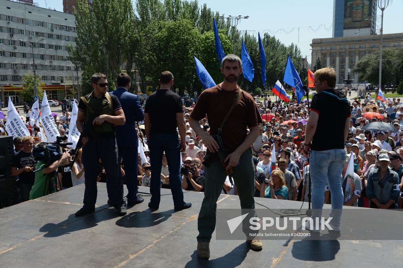 Rally in support of Donetsk People's Republic on Lenin Square in Donetsk