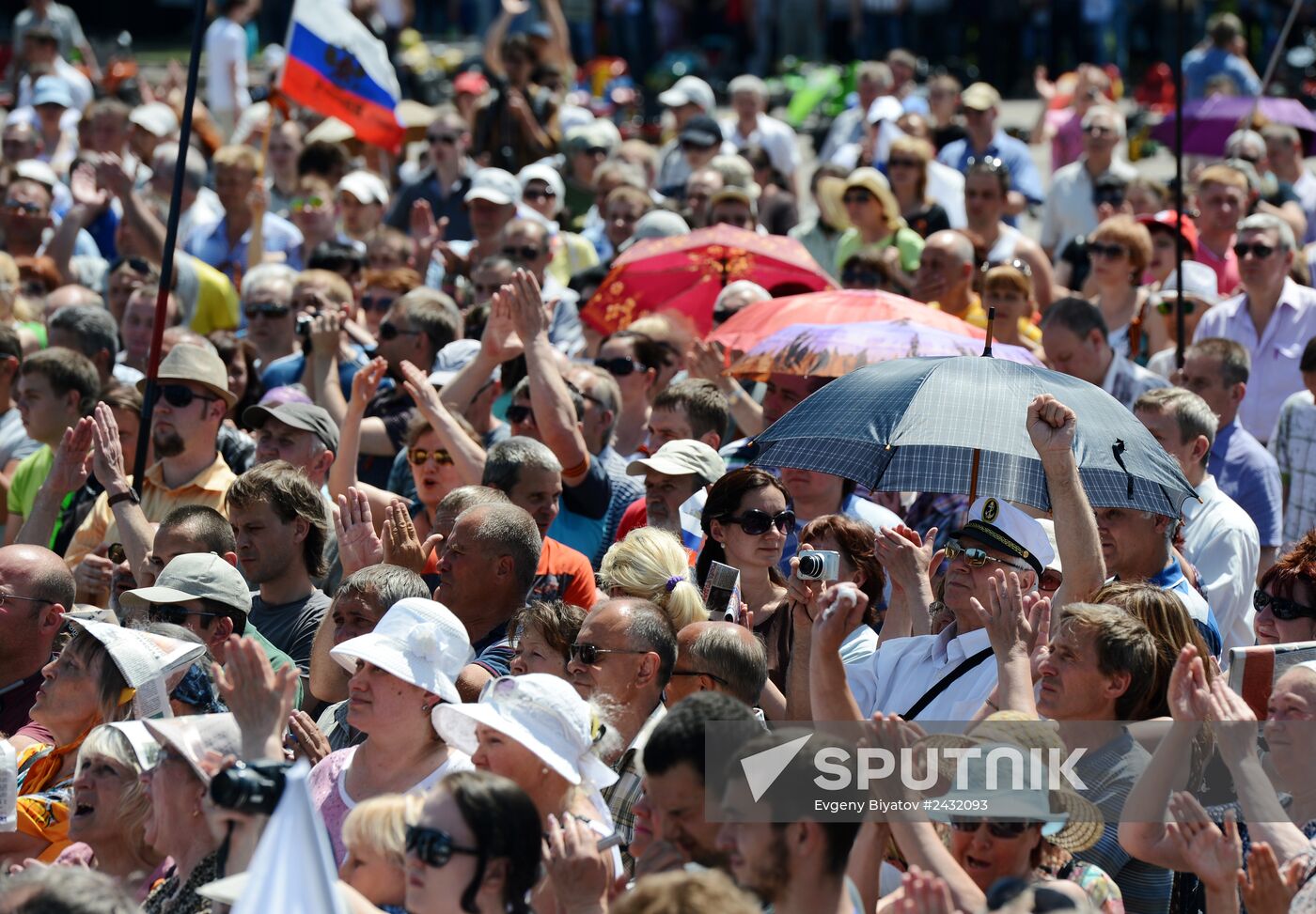 Rally in support of Donetsk People's Republic on Lenin Square in Donetsk