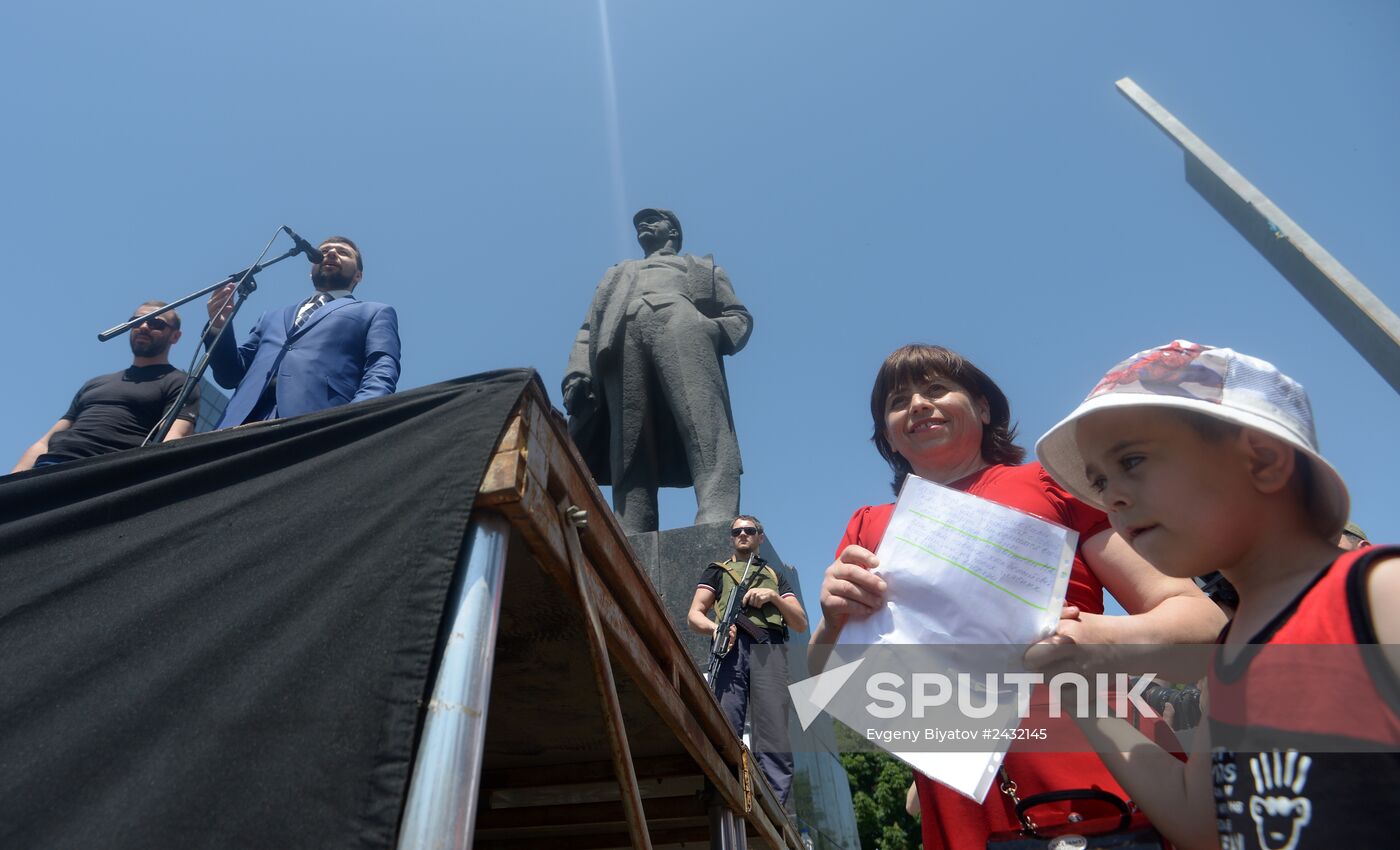 Rally in support of Donetsk People's Republic on Lenin Square in Donetsk
