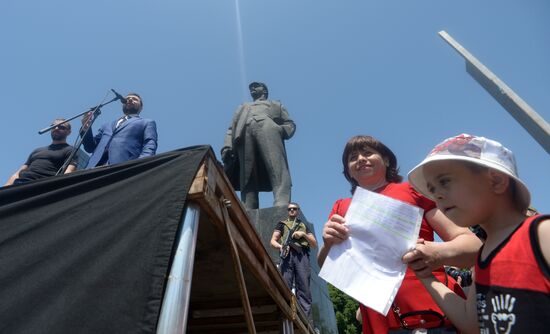 Rally in support of Donetsk People's Republic on Lenin Square in Donetsk