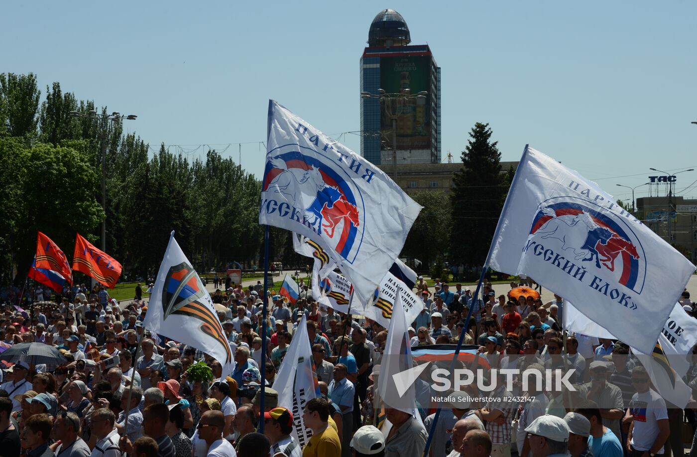 Rally in support of Donetsk People's Republic on Lenin Square in Donetsk