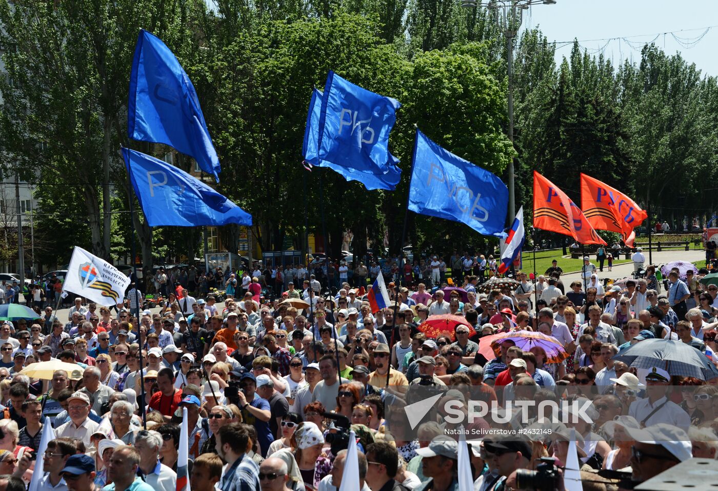 Rally in support of Donetsk People's Republic on Lenin Square in Donetsk
