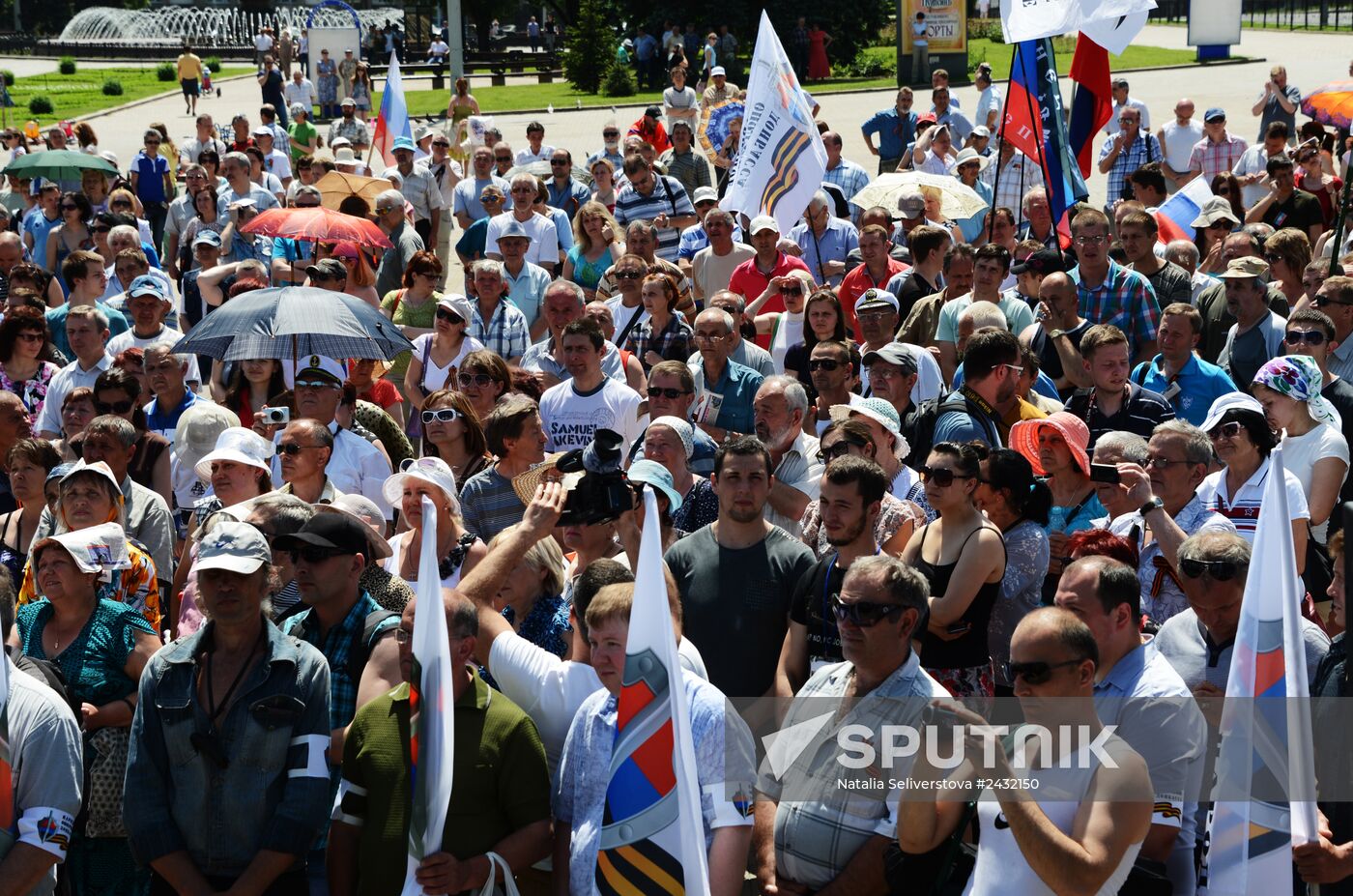 Rally in support of Donetsk People's Republic on Lenin Square in Donetsk