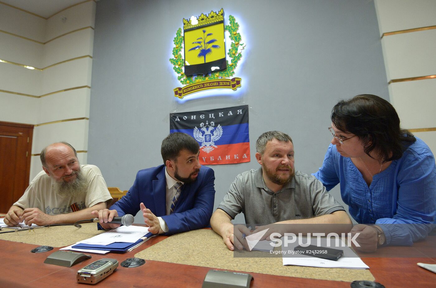 Meeting of Donetsk People's Republic Supreme Council