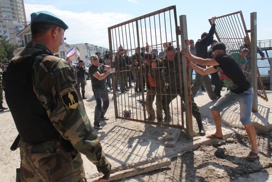 Illegal fences removed on Crimean beaches