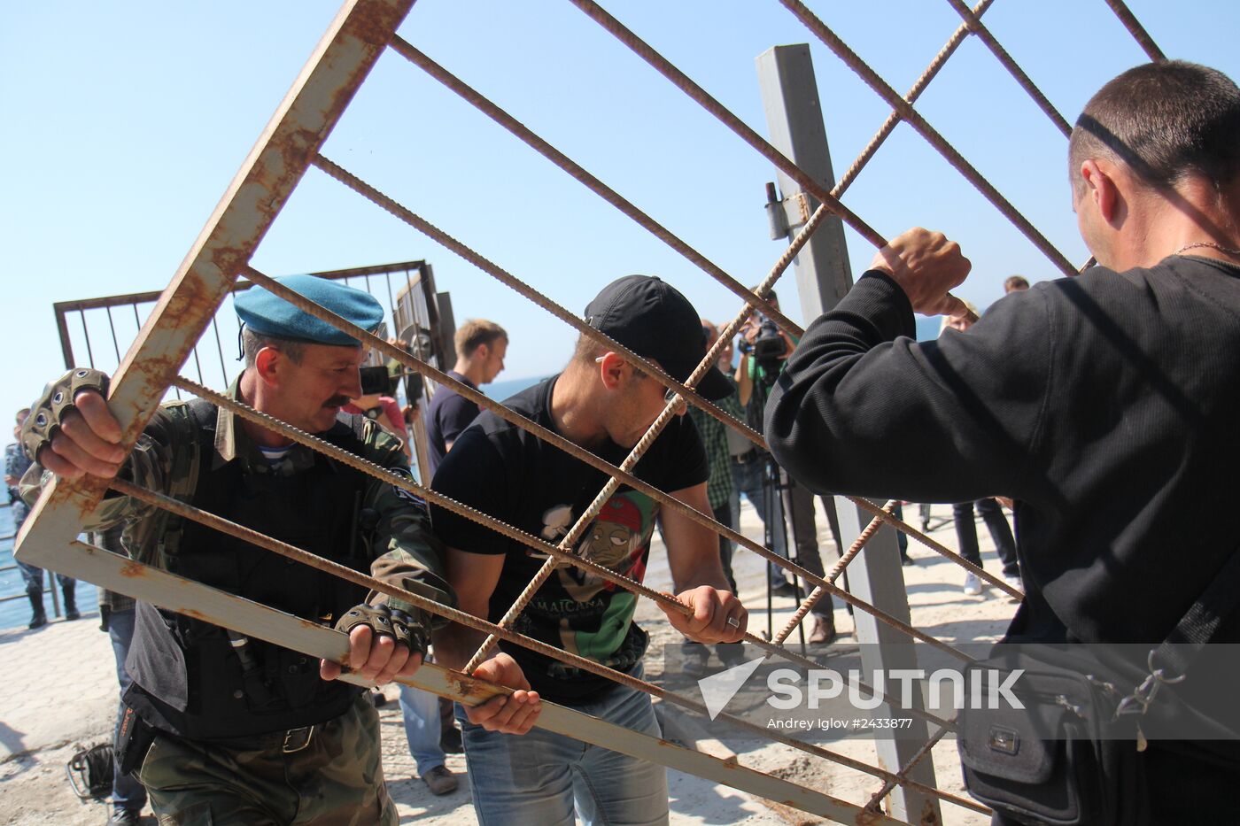 Illegal fences removed on Crimean beaches