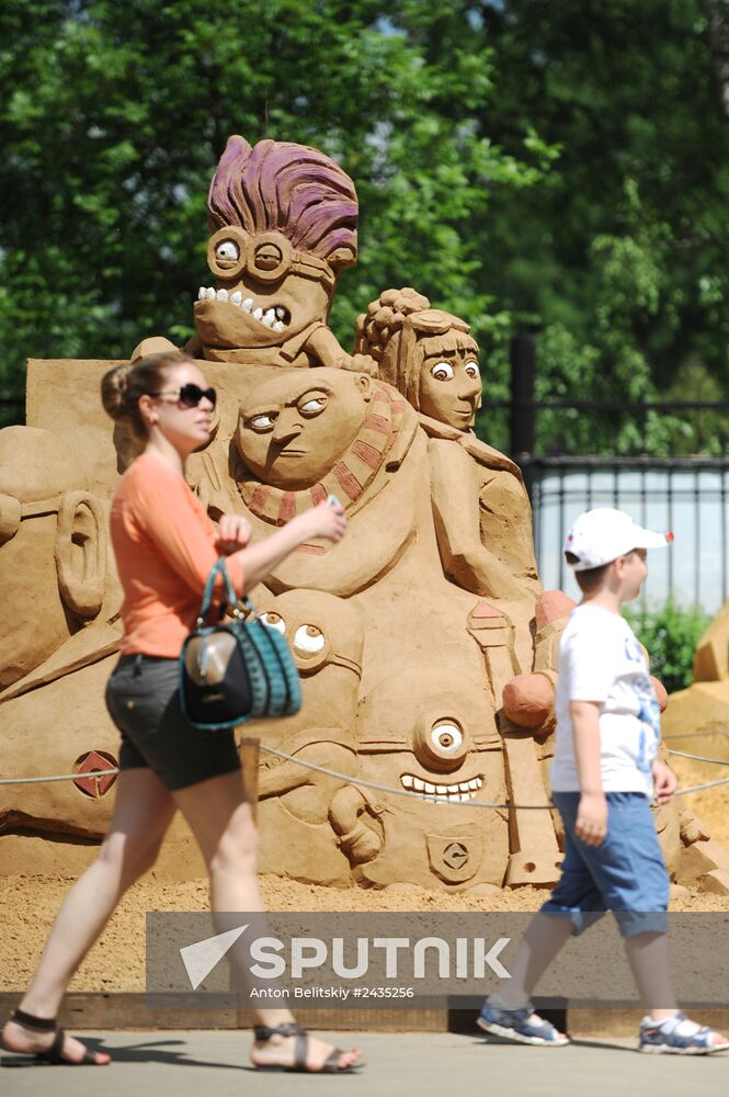 Opening Star Alley, part of the Art Sand project, at Sokolniki Park