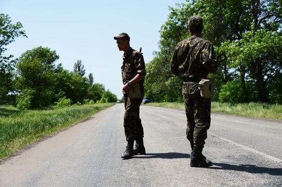 Ukraine's National Guard checkpoint assaulted by unidentified persons