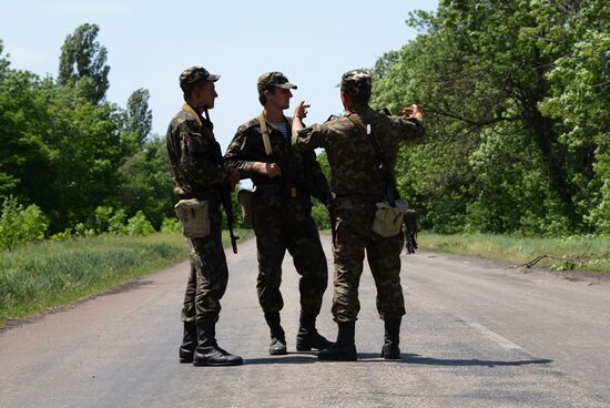 Ukraine's National Guard checkpoint assaulted by unidentified persons