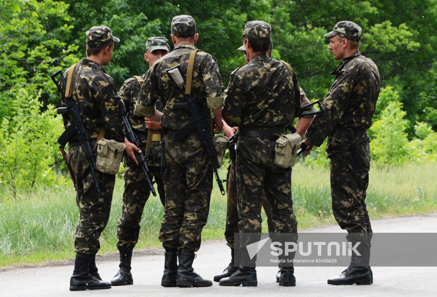 Ukraine's National Guard checkpoint assaulted by unidentified persons
