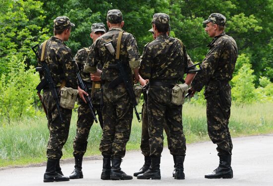 Ukraine's National Guard checkpoint assaulted by unidentified persons