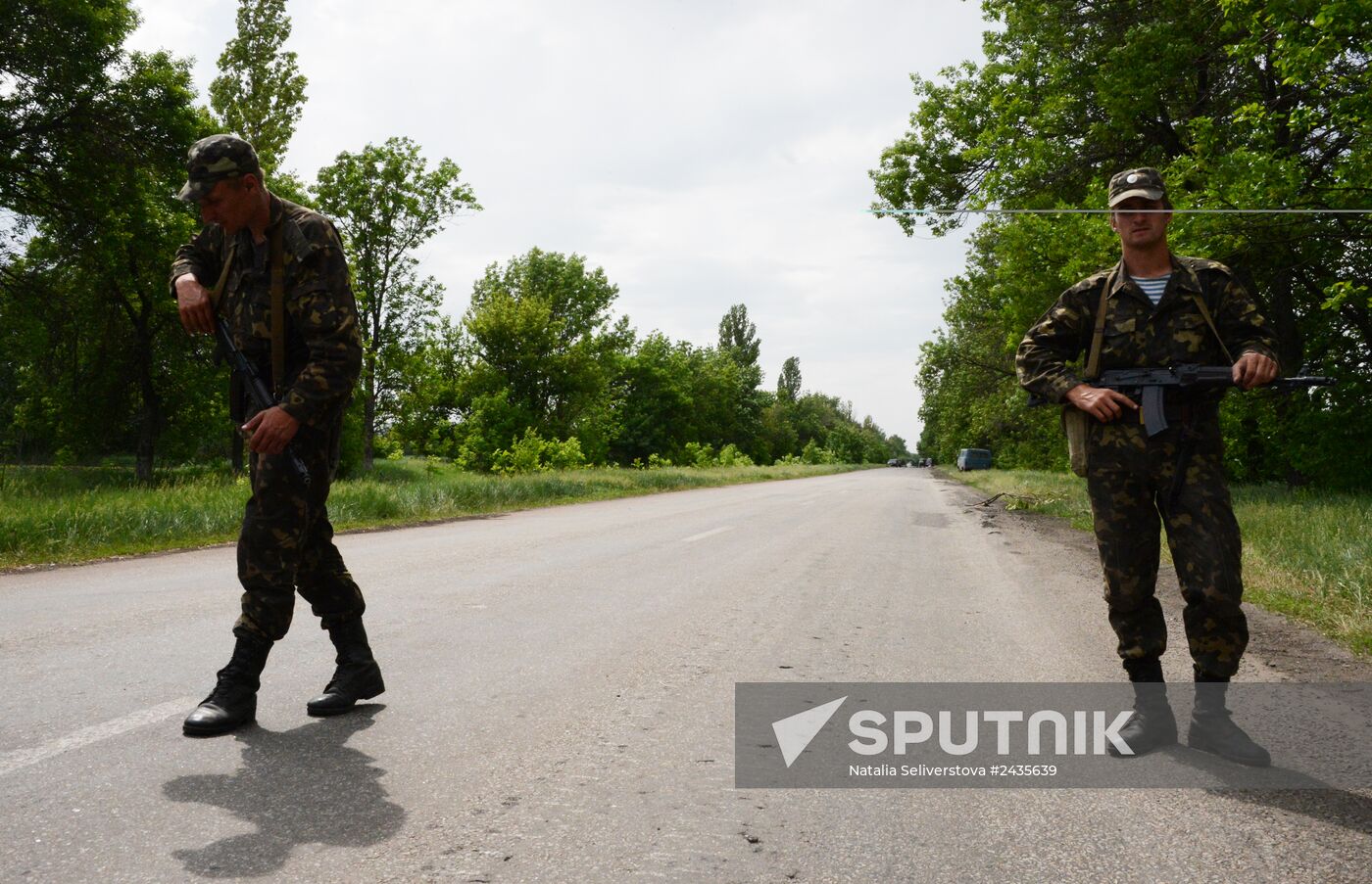 Ukraine's National Guard roadblock attacked by unidentified persons