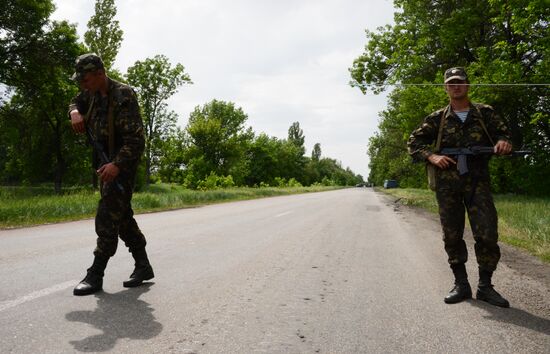 Ukraine's National Guard roadblock attacked by unidentified persons