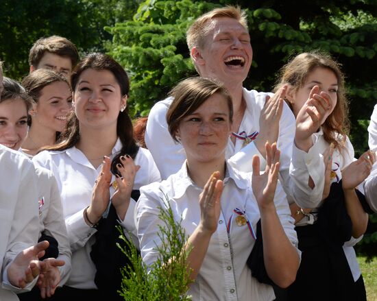 Last Bell ceremony for Russia's high school graduates