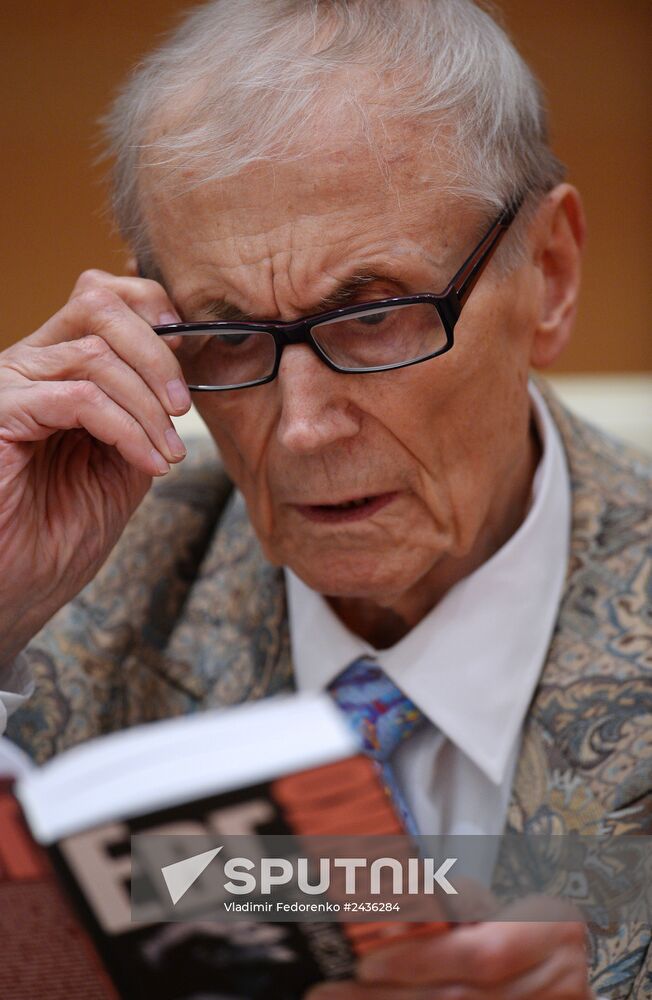 Poet Yevgeny Yevtushenko gives lecture