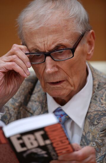 Poet Yevgeny Yevtushenko gives lecture