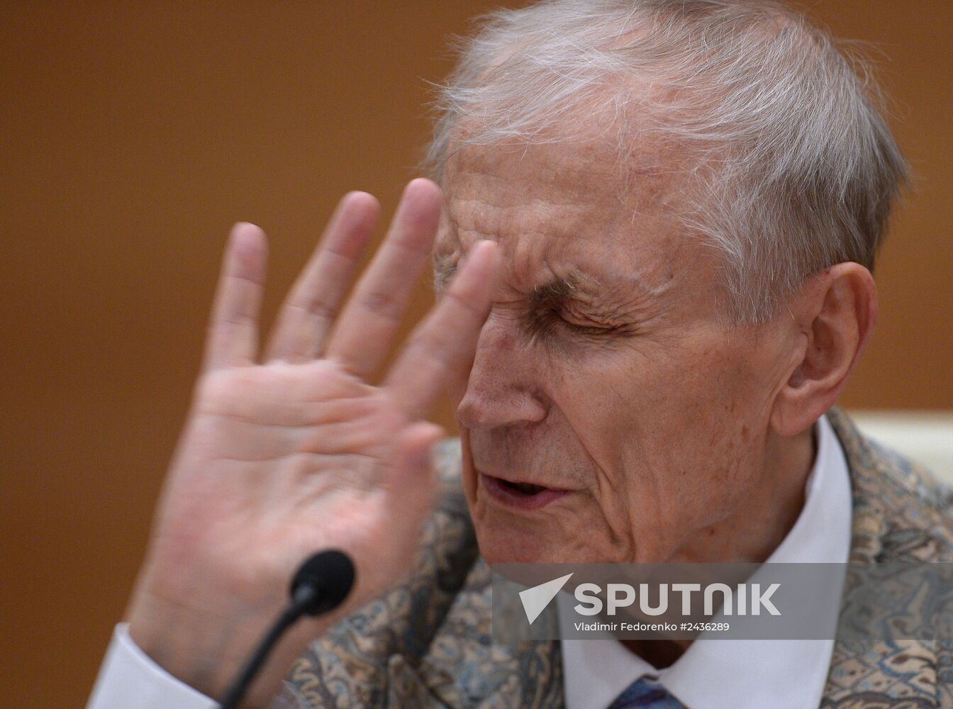 Poet Yevgeny Yevtushenko gives lecture