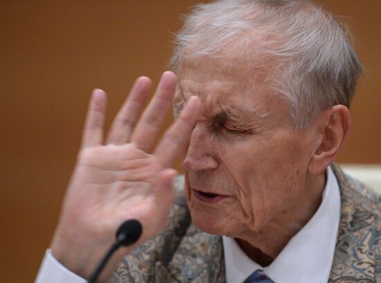 Poet Yevgeny Yevtushenko gives lecture