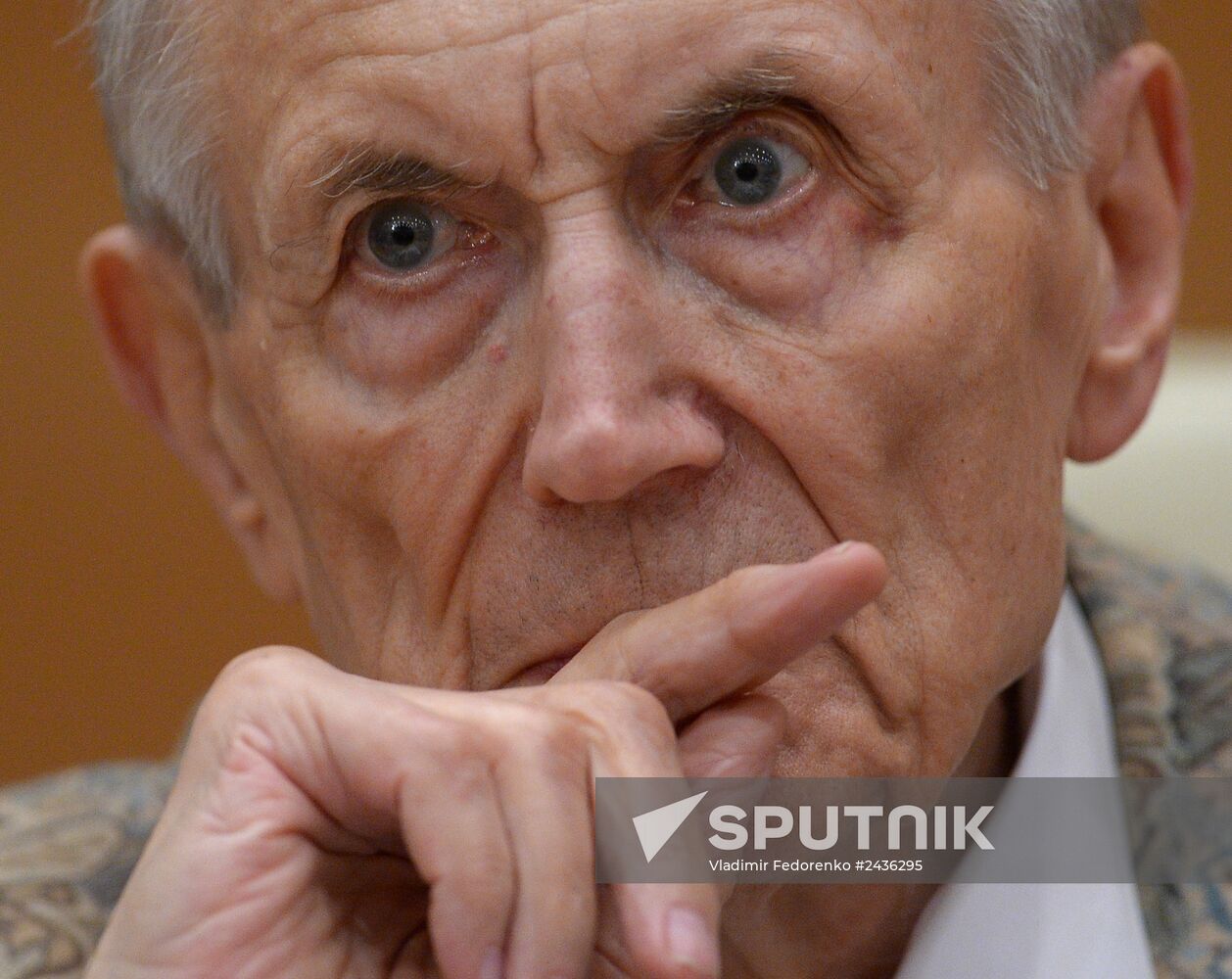 Poet Yevgeny Yevtushenko gives lecture