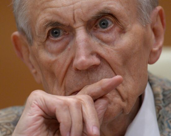 Poet Yevgeny Yevtushenko gives lecture