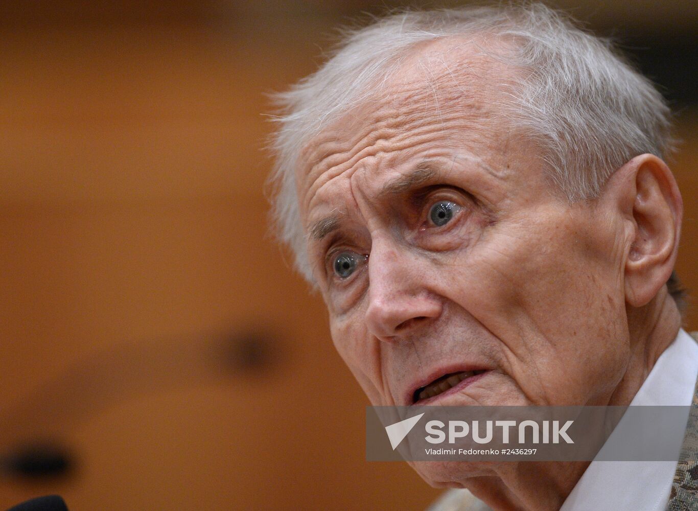 Poet Yevgeny Yevtushenko gives lecture