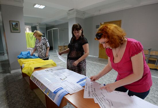 Polling stations prepared for Ukraine's presidential election