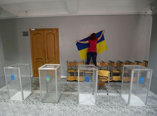 Polling stations prepared for Ukraine's presidential election
