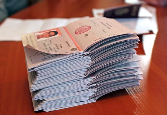 Simferopol school children receive Russian passports