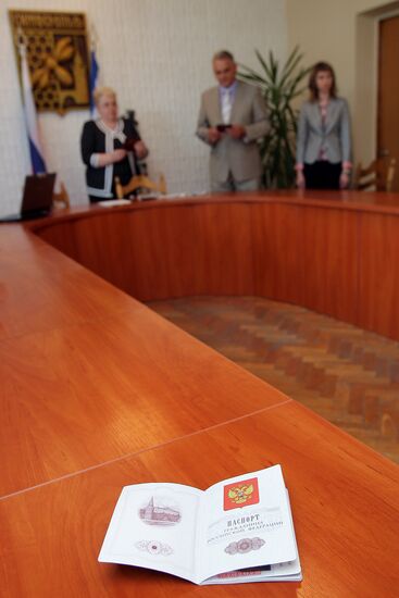 Simferopol school children receive Russian passports