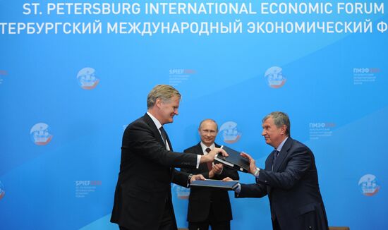 Putin attends St. Petersburg International Economic Forum