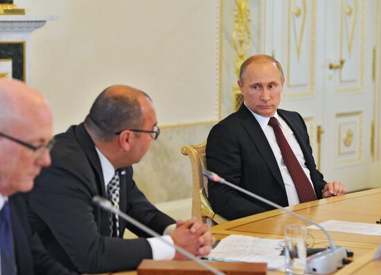 Putin attends St. Petersburg International Economic Forum