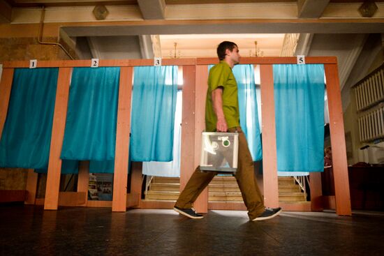 Preparing voting wards for the presidential election in Ukraine