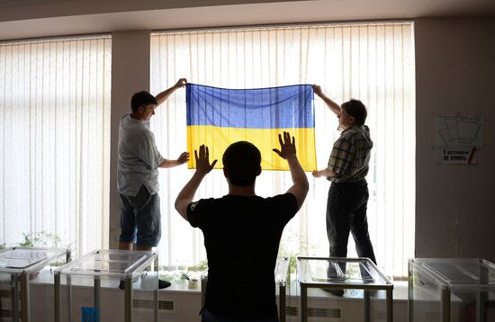 Preparing voting wards for the presidential election in Ukraine