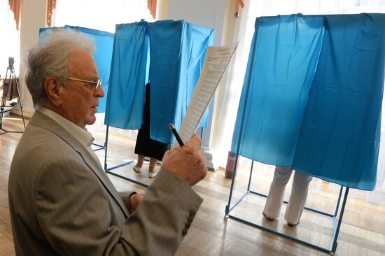 Ukraine votes in early presidential election
