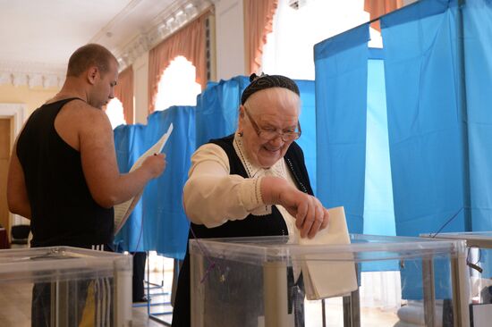 Ukraine votes in early presidential election