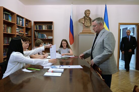 Ukraine's extraordinary presidential election in Russia