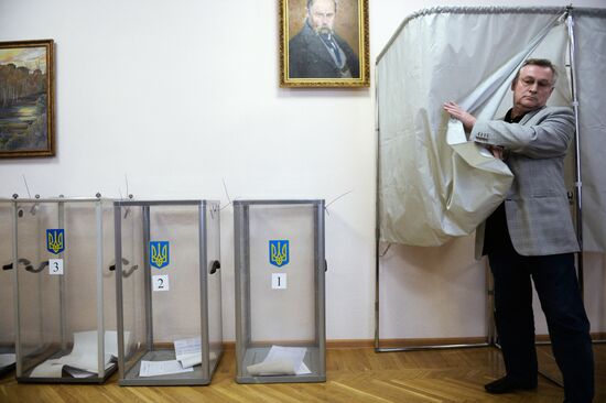 Ukraine's extraordinary presidential election in Russia