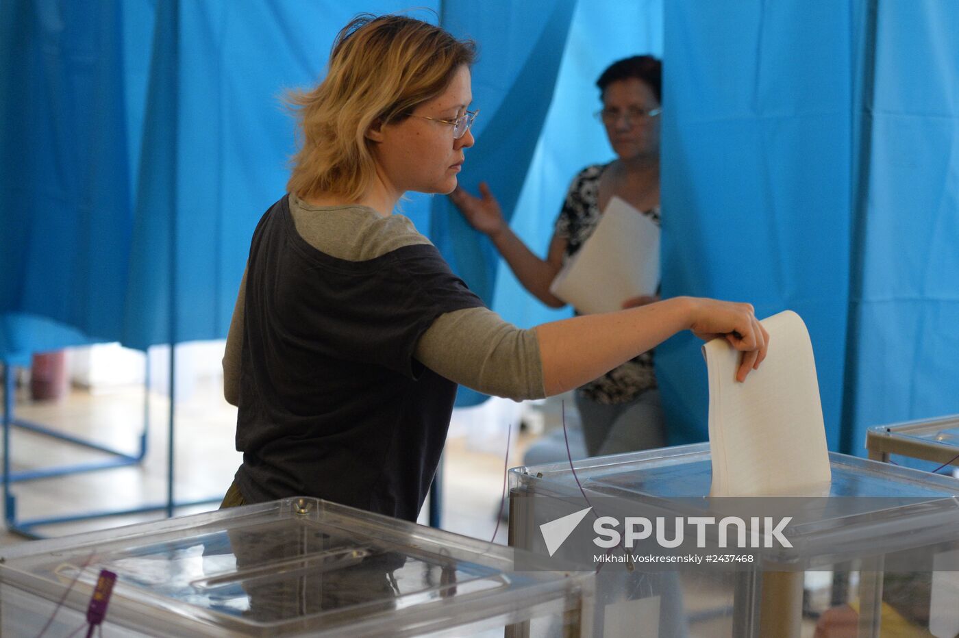 Ukraine votes in early presidential election