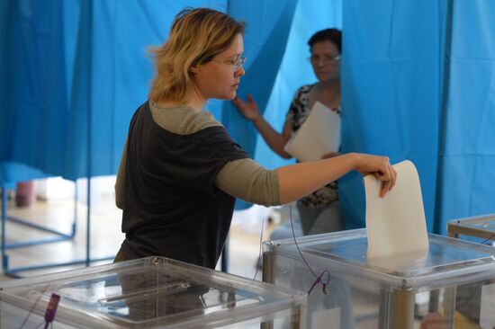 Ukraine votes in early presidential election