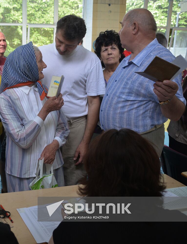 Ukraine votes in early presidential election