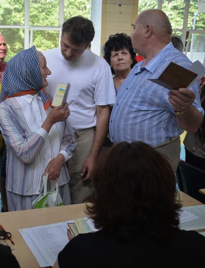 Ukraine votes in early presidential election