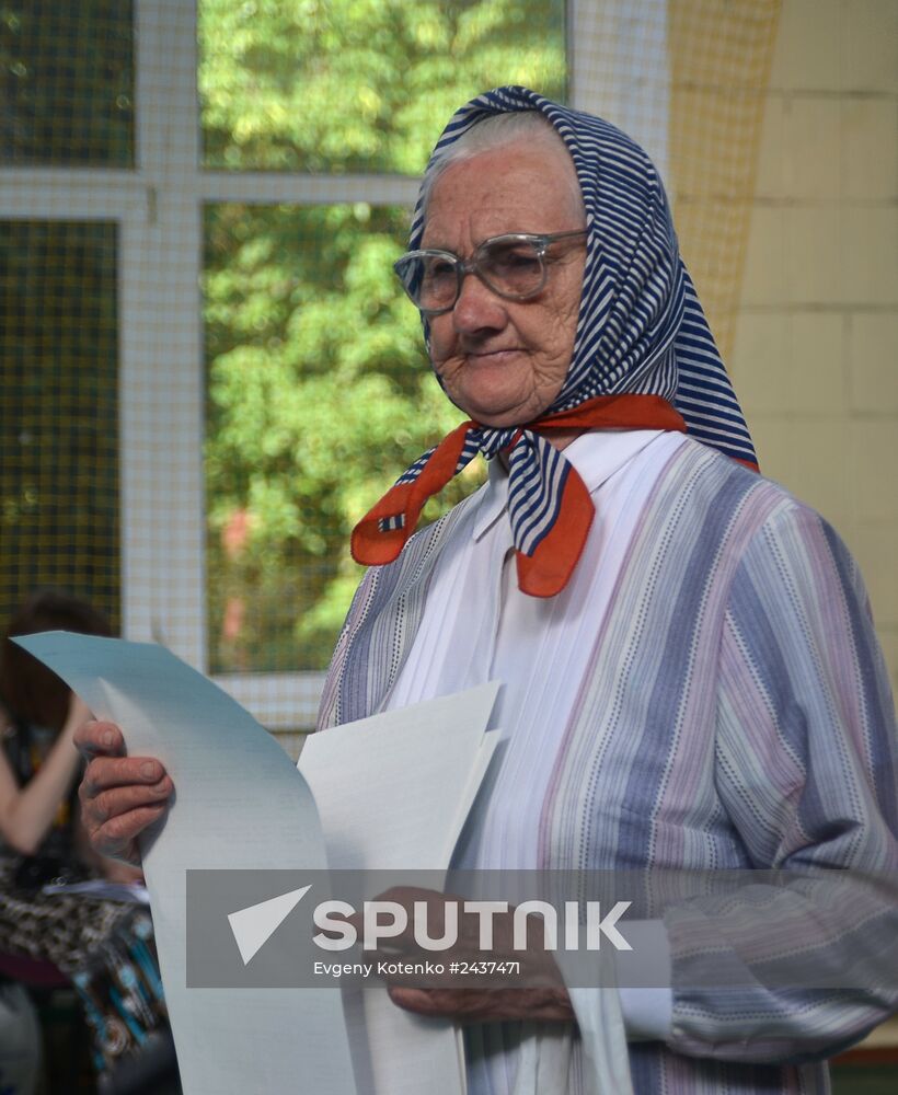 Ukraine votes in early presidential election