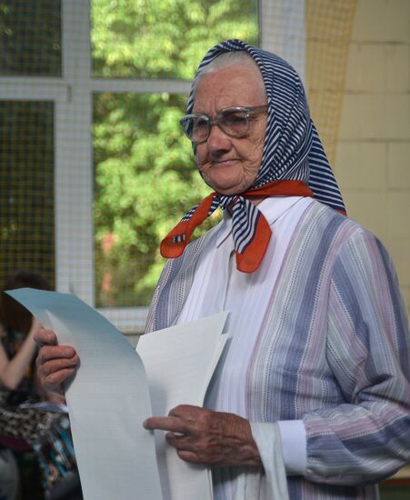 Ukraine votes in early presidential election