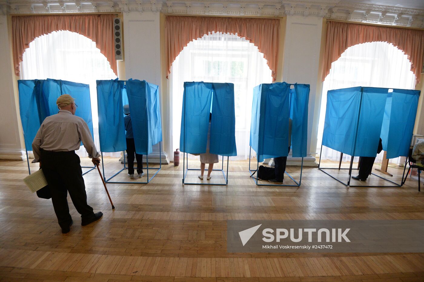Ukraine votes in early presidential election