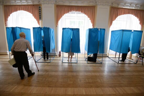 Ukraine votes in early presidential election